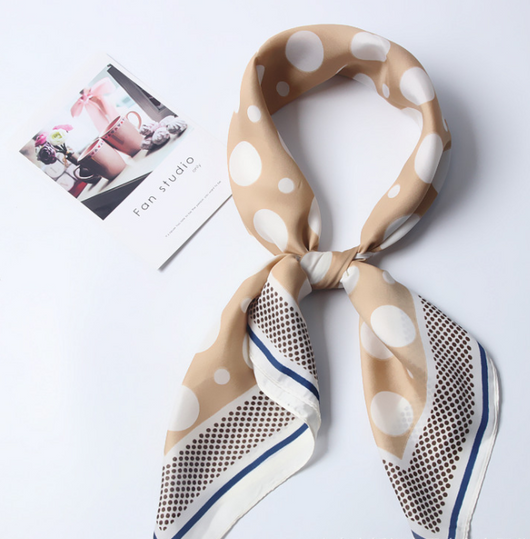 Pañuelo de Seda Cuadrado para Cuello y Cabello con Estampado de Puntos - Image 8