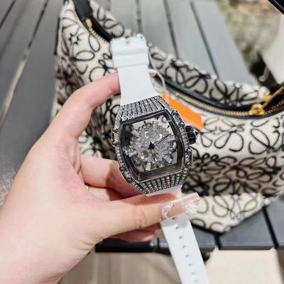 Reloj de Lujo para Mujer con Diamantes Hueco y Correa de Silicona - Image 7