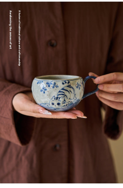 Taza de Café Artesanal de Porcelana Azul y Blanco con Diseño de Gato - Image 13