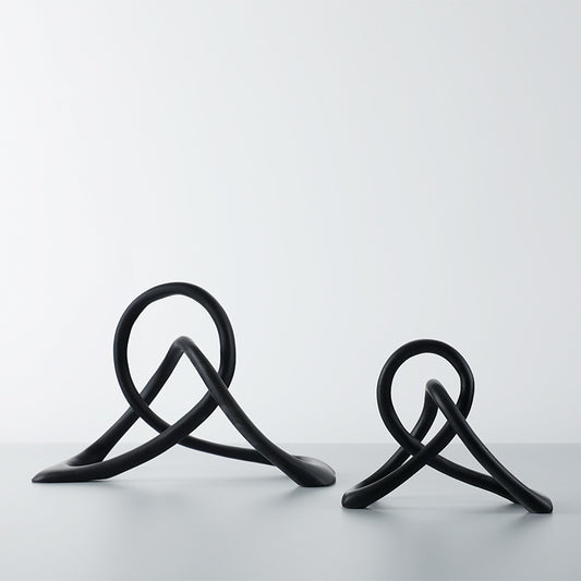 Ornamentos Geométricos Abstractos en Resina Negra con Nudo Retorcido