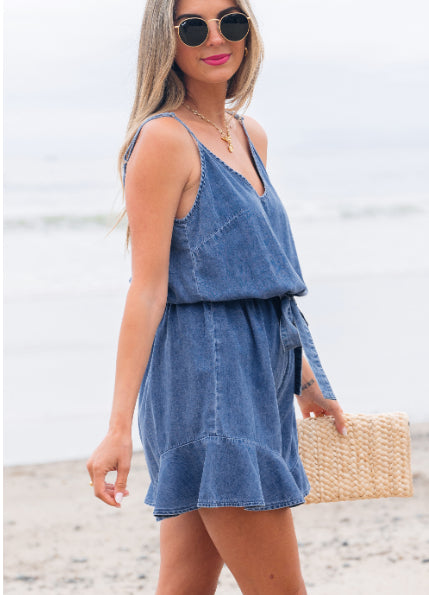 Mono Chambray Azul Ashleigh con Tirantes Finos, Escote V y Volantes - Image 9
