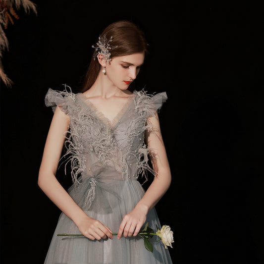 Vestido Largo Gris con Plumas para Mujer - Image 2