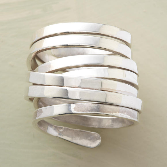 Anillo Geométrico de Metal Enrollado