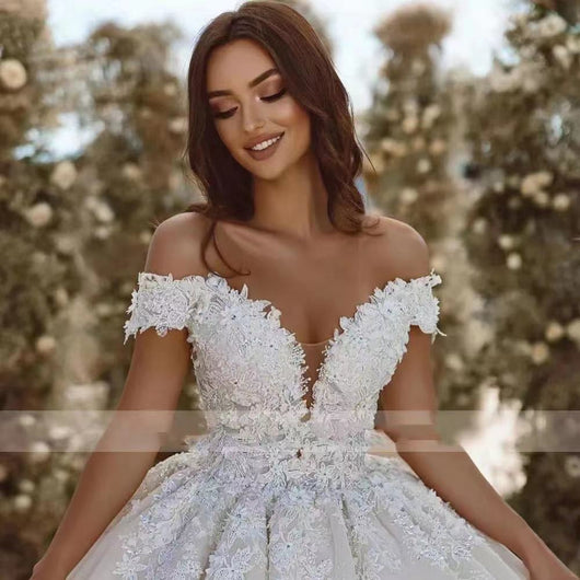 Vestido de Novia Minimalista con Hombros Descubiertos - Image 8