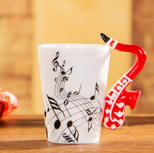 Taza de Cerámica con Asa de Saxofón y Notas Musicales