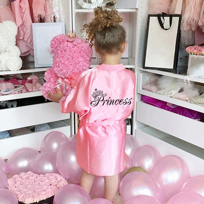 Bata Infantil Larga con Estampado de Letras y Cierre Ajustable - Image 16