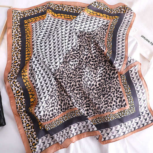 Pañuelo de Seda Estampado Leopardo con Protección Solar para Mujer - Image 15