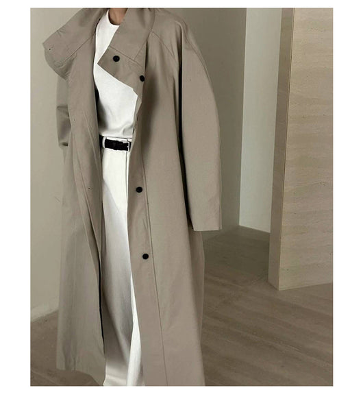 Gabardina Larga de Cuello Alto con Diseño Versátil y Elegancia Contemporánea - Image 9