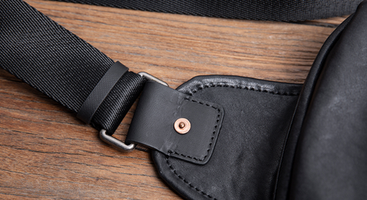 Bolso Pecho Cuero Genuino para Hombre - Diseño Moderno y Funcional - Image 13