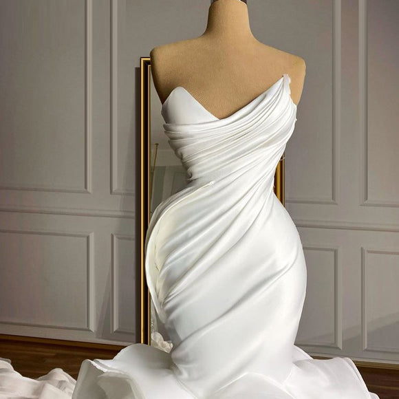Vestido Largo Elegante con Envolvente y Cola Trasera