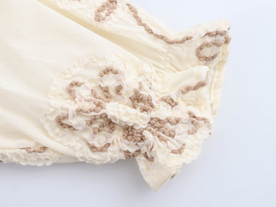Blusa Elegante con Bordados Florales y Cuello en V - Image 9