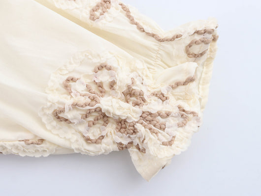 Blusa Elegante con Bordados Florales y Cuello en V - Image 9