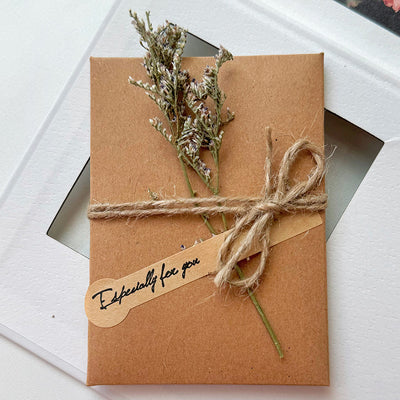 Tarjeta de Agradecimiento con Flores Secas y Cielo Estrellado - Image 15