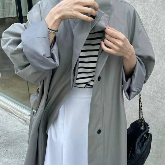 Gabardina Larga de Cuello Alto con Diseño Versátil y Elegancia Contemporánea - Image 2