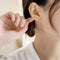 Aretes de Plata Esterlina con Acabado Dorado - Diseño Moderno y Versátil