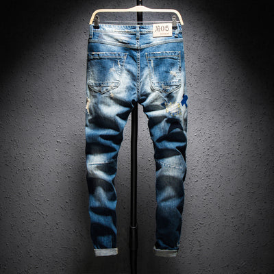Jeans Azules con Parches Bordados Coloridos - Image 9
