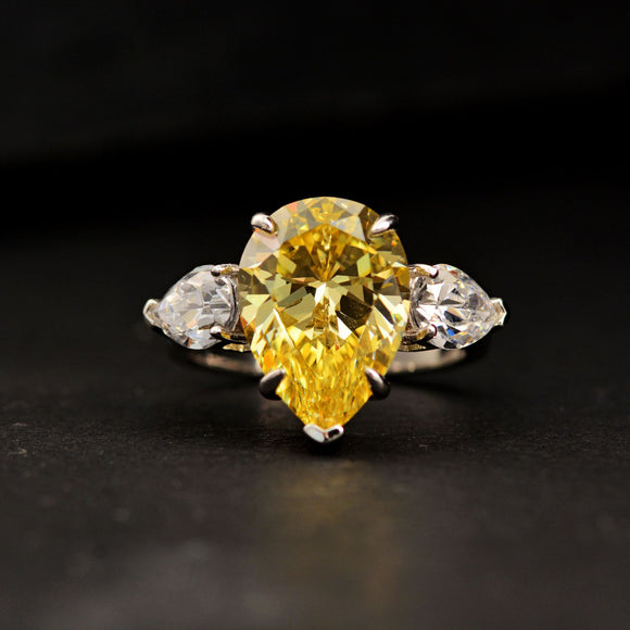 Anillo de Oro Blanco con Diamante de Alto Carbono 10 Quilates Diseño Gota