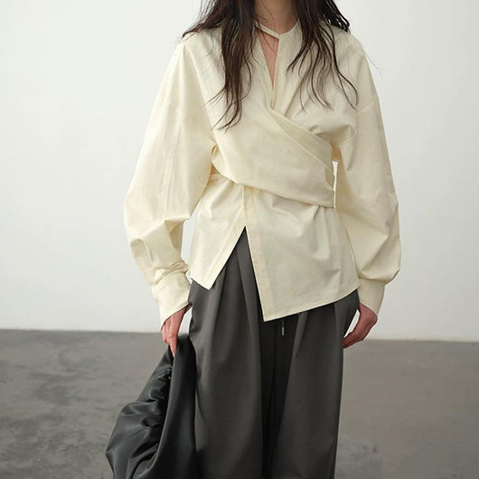 Blusa Asimétrica Reductora con Corte Deconstruido