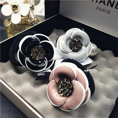Adorno Camellia con Perlas y Cristales Brillantes