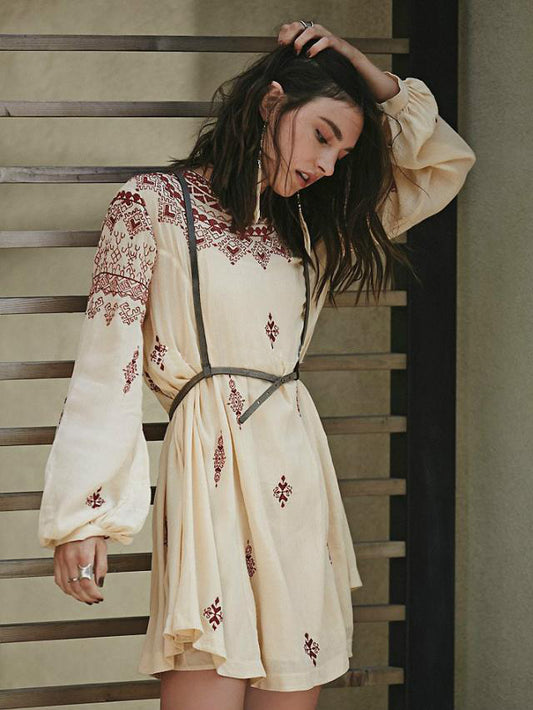 Vestido Slim Escotado con Bordados Elegantes