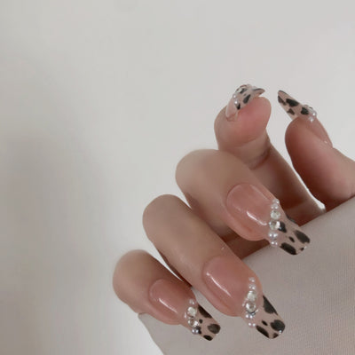 Manicura Estampado Leopardo con Perlas - Acabado Blanco Elegante - Image 3