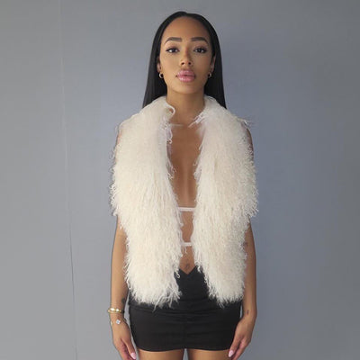 Chaleco Halter Escotado con Cuello de Pelaje - Image 17