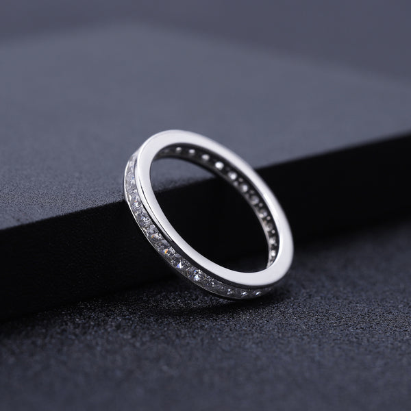 Anillo de Plata 925 con Baño de Oro Blanco y Moissanita en Línea Completa