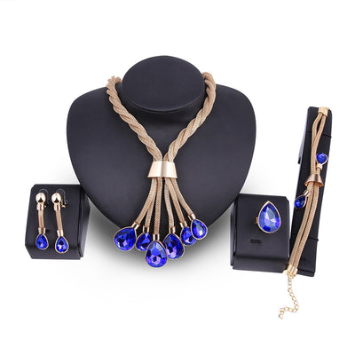 Conjunto de Joyería Dorada de Cuatro Piezas: Collar y Aretes - Image 4