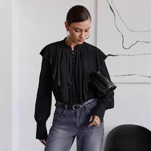 Blusa Negra Elegante con Volantes Drapeados Estilo Palacio