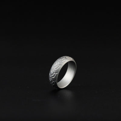 Anillo de Titanio con Patrón de Llanta para Hombre - Image 10