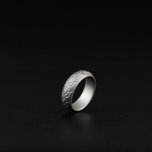 Anillo de Titanio con Patrón de Llanta para Hombre - Image 10
