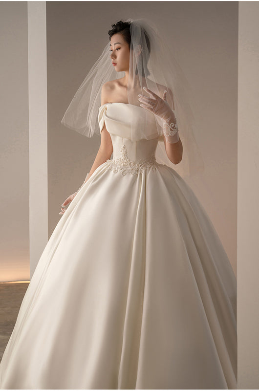Vestido de Novia Retro Satinado con Hombros Descubiertos y Cola Elegante - Image 9