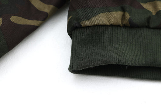 Abrigo Hoodie de Terciopelo con Bordado de Letras y Patrón Camuflaje - Image 16