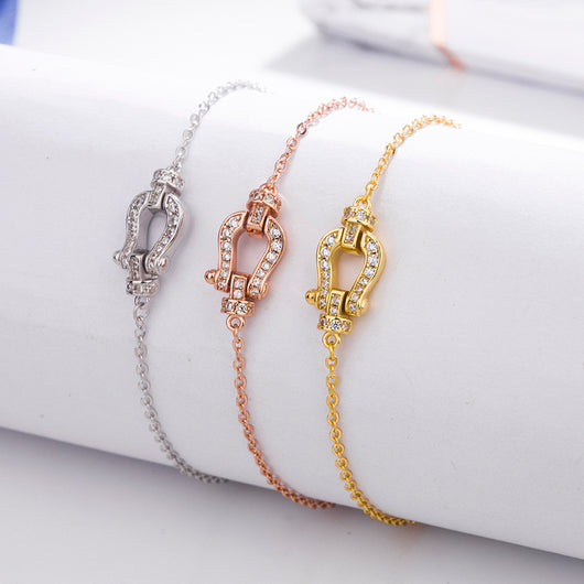 Pulsera de Herradura en Plata con Diamantes Incrustados - Diseño Minimalista - Image 2