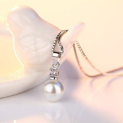 Collar de Oro Blanco con Diamante de Zircón Geométrico Rombo Retorcido