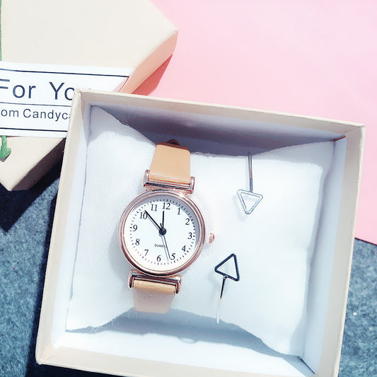 Reloj de cuarzo con esfera pequeña y pulsera triangular