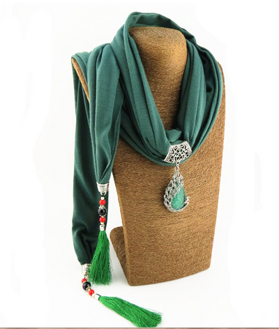 Chal Decorativo con Borlas y Diseño Pavo Real - Image 4