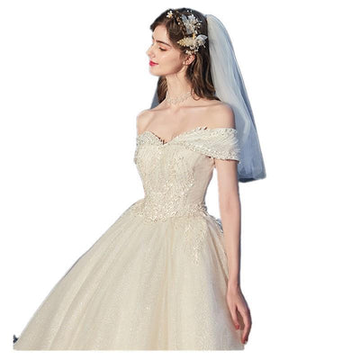 Vestido de Novia Asimétrico con Detalles Estelares y Cola Fluida - Image 9