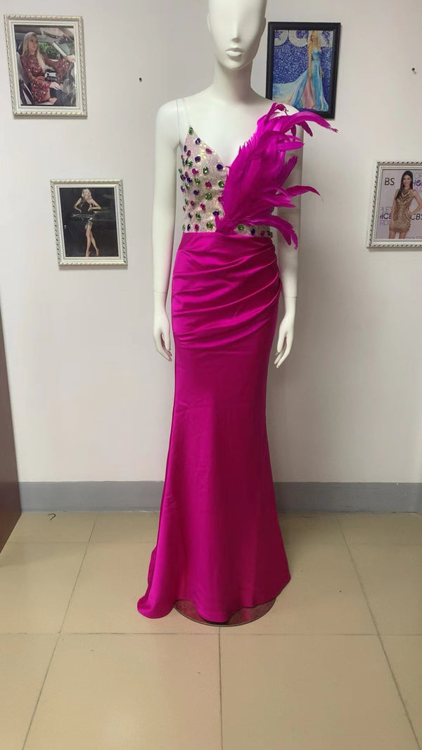 Vestido Ajustado con Detalles de Plumas y Cintura Alta