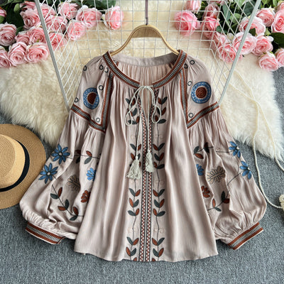 Blusa Elegante con Bordados y Mangas Farol con Cordones - Image 3