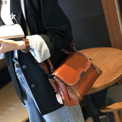 Bolso Mensajero de Cuero para Mujer - Gran Capacidad y Estilo Minimalista - Image 5