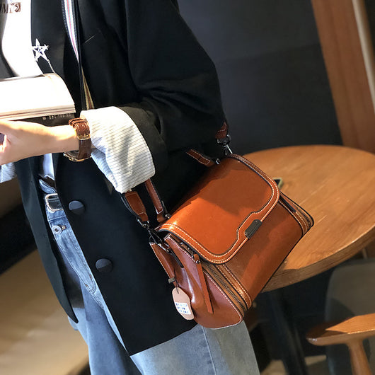 Bolso Mensajero de Cuero para Mujer - Gran Capacidad y Estilo Minimalista - Image 5