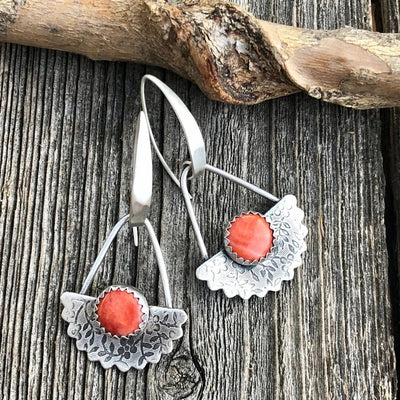 Aretes Geométricos Retro Rojo Intenso con Diseño Ondulado - Image 3