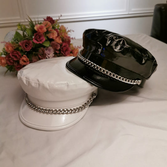 Sombrero Plano Octagonal de Cuero Charol con Cadena para Mujer