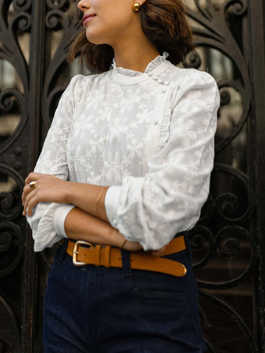 Blusa Elegante con Botones y Volantes Bordados - Image 10