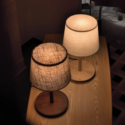 Lámpara de Mesita de Noche en Madera de Nogal Macizo - Image 3