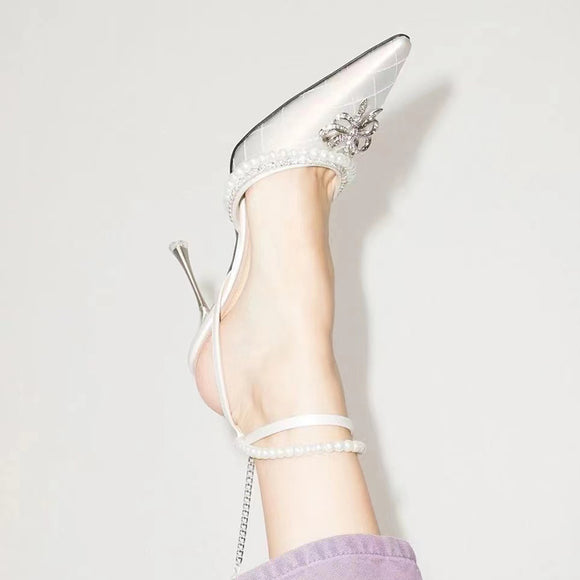Tacones Stiletto con Moño Francés y Perlas Brillantes
