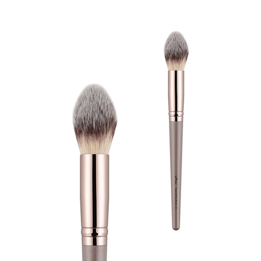 Brocha de Maquillaje de Fibra Sintética con Acabado Alto Brillo - Image 9
