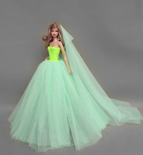 Vestido de Novia con Falda Voluminosa y Velo - Image 19