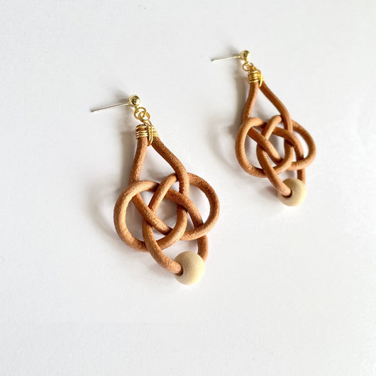 Aretes Trenzados con Cuentas de Cuero y Nudo Chino - Image 4